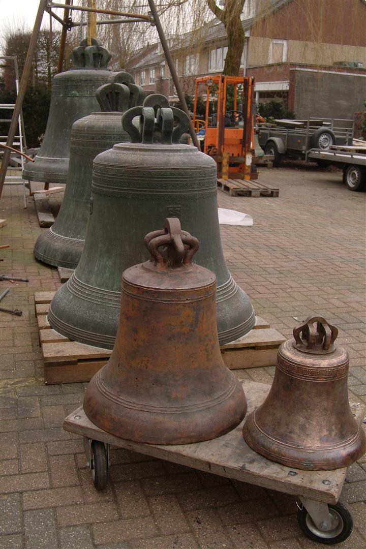 drie-grote-gescheurde-klokken-voor-en-twee-na-de-restauratie-in-2010-Large